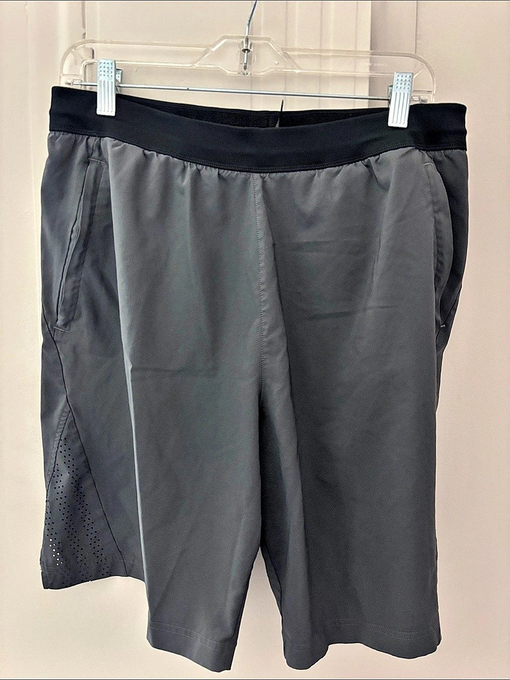 adidas Men's Athletic Shorts Gray & Black Size Medium zipper pockets drawstring